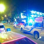 En las últimas semanas ha quedado en evidencia el abuso de poder, atropello y maltrato innecesario de los miembros de la Policía Nacional contra los ciudadanos, durante los horarios de Toque de Queda, que no se puede justificar la forma agresiva y abusivo del cuerpo del orden, a pesar de los poderes que le otorga el Estado de Emergencia, mientras que las autoridades permanecen muda el pueblo parece cansarse de ser golpeado. Yo me pregunto: ¿Cuál es la necesidad de golpear a un ciudadano por retrasarse 10 minutos o más luego de haber comenzado el horario de Toque de Queda? Y quizá hasta pero, estando apresado lo golpean. Las autoridades se han llegado a creer que el pueblo somos "animales", no han analizado el asunto, o tal vez piensan que estamos en medio de una "guerra mundial" o algún conflicto bélico, que si las personas salen a las calles o al “patio” de su casa le caerá una bomba y lo matará. El problema es sanitario y; el Toque de Queda es para evitar la propagación de la Covid-19, no para maltratar a los ciudadanos, mucho menos para que sean lanzado peor que los animales es un vehículo de la Policía Nacional y mucho menos para que miembros de la institución entren a las casas de las personas a cometer decenas de abusos. Si este nuevo Gobierno que llegó al poder abrazado de un discurso democrático, ético, transparente, pulcro y sobretodo renovador ¿Por qué se mantiene mudo ante los abusos contra su propio pueblo? ¿Con una rueda de prensa se soluciona el problema? ¿Por qué no ejerce la democracia a las cuales abrazaron y frenan tanto atropello? La repuesta es sencilla, no estamos en años electorales. A pesar de la alta valoración con la que goza el presidente de la República, Luís Abinader, el Gobierno que encabeza está siendo empañado debido a los constante abusos policiales contra los ciudadanos y en su mayoría, entre la clase más vulnerable. Frene estos atropellos excelentísimo señor presidente para que no se le derrumbe el Gobierno del "cambio" que prometió.