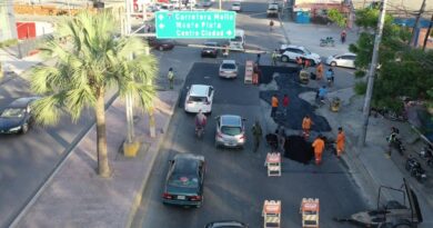Obras Públicas y Alcaldía de SDN realizan bacheos en principales avenidas