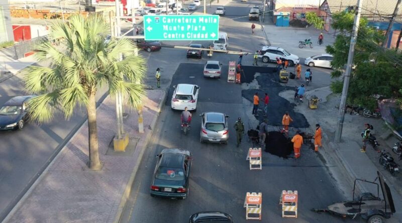 Obras Públicas y Alcaldía de SDN realizan bacheos en principales avenidas