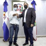 Alcalde Carlos Guzmán integra como empleado hombre se dedicaba a botar basura en carretilla
