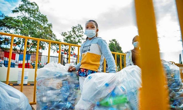 Alcaldía del Distrito Nacional recauda un millón de botellas plásticas