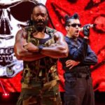Bad Bunny hace realidad su sueño con su presentación en WWE cantando junto al Salón de la Fama Booker T