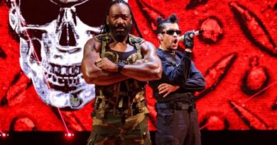 Bad Bunny hace realidad su sueño con su presentación en WWE cantando junto al Salón de la Fama Booker T