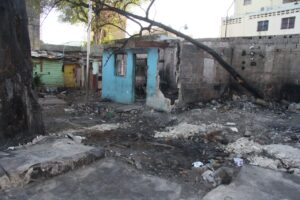 Gobernadora de Santo Domingo auxilia personas afectas por incendio en Villa Duarte