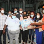 Gobernadora de Santo Domingo auxilia personas afectas por incendio en Villa Duarte