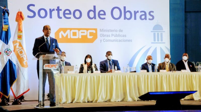 MOPC realiza en Azua sorteo de 45 obras por un monto superior a RD$183 millones