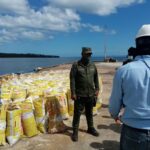 Retienen barcaza en Samaná, llegó al país cargado de sacos con material no identificado