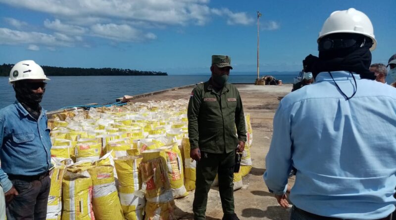 Retienen barcaza en Samaná, llegó al país cargado de sacos con material no identificado