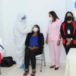 Gobernadora Drullard visita MERCA-SD en apoyo jornada de inoculación y pruebas PCR