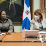 Gobernadora Drullard y vicepresidenta Raquel Peña se reúnen con alcaldes para agilizar plan de vacunación en el Gran Santo Domingo