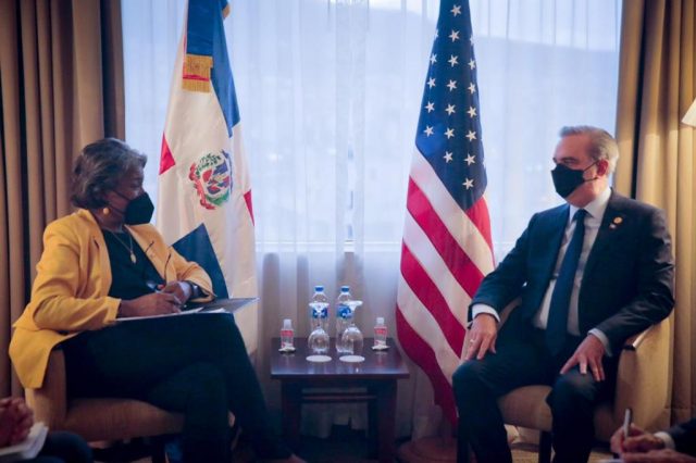 Presidente Abinader se reúne con delegación de Estados Unidos durante visita a Ecuador