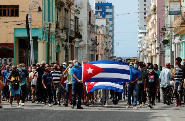 Cuba amanece en calma y sin internet móvil tras jornada de protestas masivas