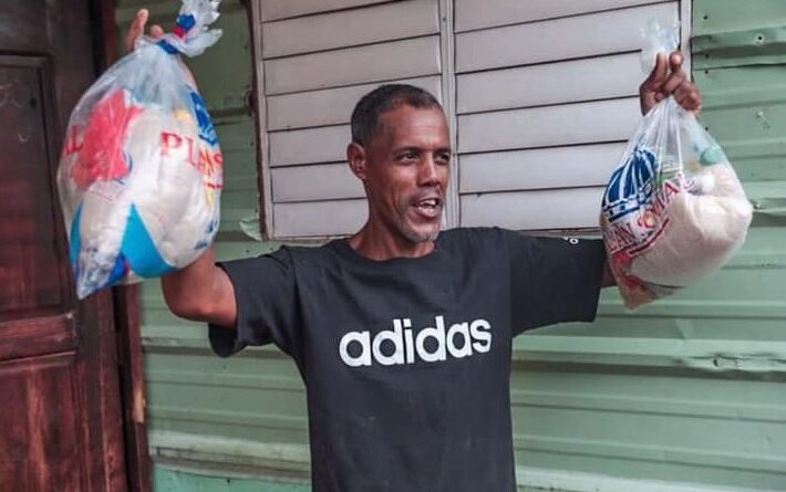 Gobernadora de Santo Domingo asiste a familias afectadas por Fred