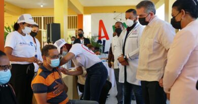 Neney Cabrera encabeza inicio proceso de vacunación a estudiantes y docentes en Espaillat