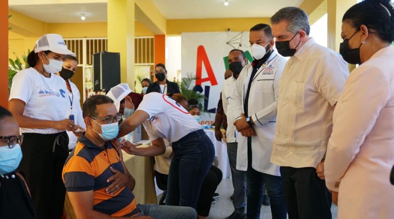 Neney Cabrera encabeza inicio proceso de vacunación a estudiantes y docentes en Espaillat