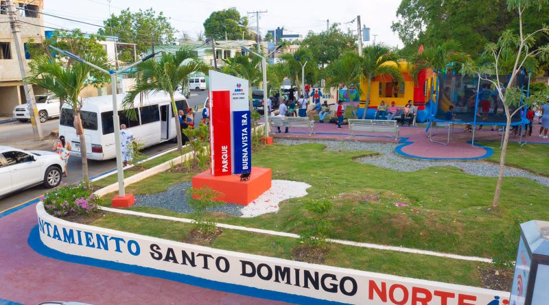 Alcalde Carlos Guzmán entrega totalmente remozado parque de Buena Vista 1ra, Villa Mella