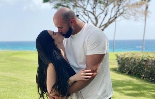 Albert Pujols y Nicole Fernández confirma relación amorosa con un beso