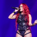 Karol G se deja caer la falda en pleno concierto en Kansas City