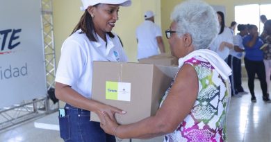 El programa social Supérate entregó 1,000 kits alimenticios a familias vulnerables afectadas por el huracán Fiona. Los beneficiados...