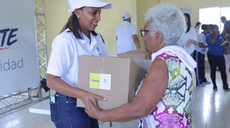 El programa social Supérate entregó 1,000 kits alimenticios a familias vulnerables afectadas por el huracán Fiona. Los beneficiados...