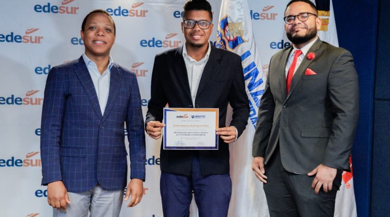 163 profesionales del periodismo y la comunicación de todo el país; que cursaron el “2do. Diplomado sobre el sector eléctrico dominicano".