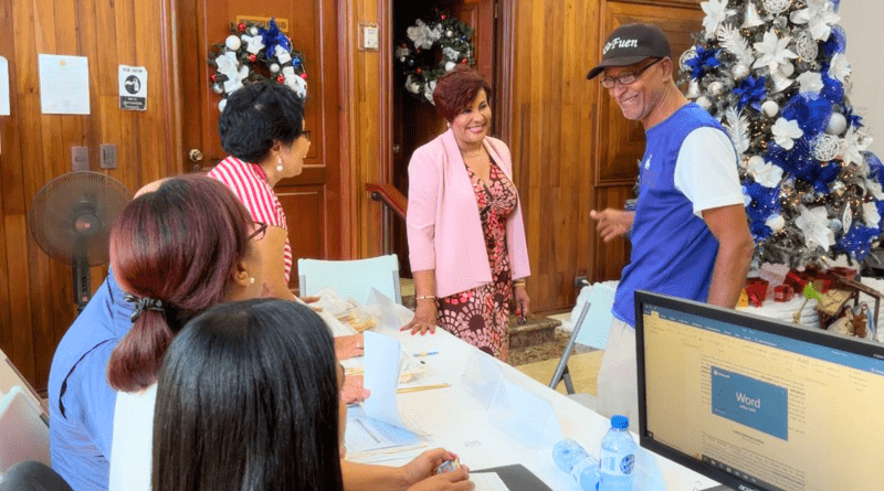 La Superintendente de Seguros, supervisó la continuación de la entrega de cheques a los beneficiarios propietarios de los vehículos inundados