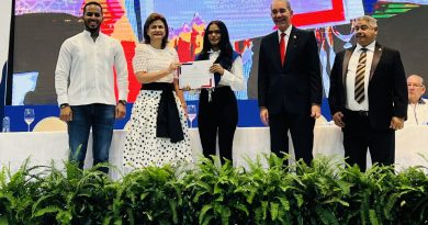 En la XVIII Graduación del Programa Inglés de Inmersión para la Competitividad; la (MESCYT) invistió más de 12 mil nuevos estudiantes; 2 mil..