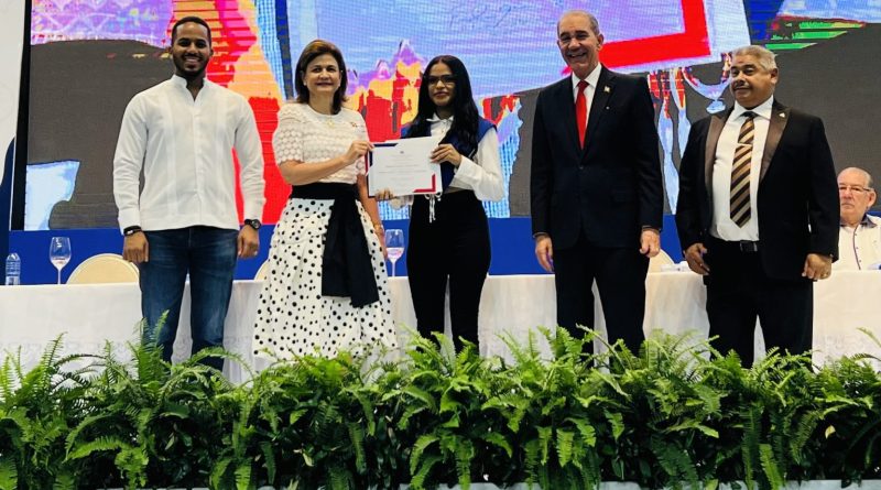 En la XVIII Graduación del Programa Inglés de Inmersión para la Competitividad; la (MESCYT) invistió más de 12 mil nuevos estudiantes; 2 mil..