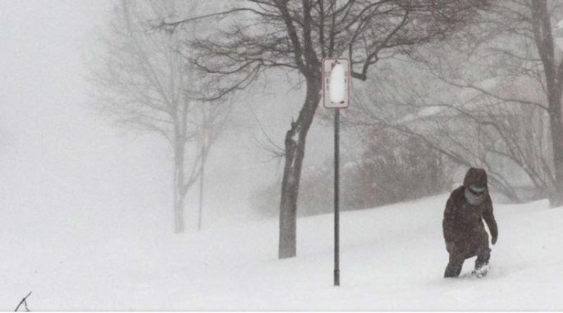 Las temperaturas permanecen este lunes gélidas en gran parte del este de Estados Unidos tras el paso de la tormenta invernal Elliot...