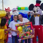 La presidenta de la Sala Capitular de Santo Domingo Oeste, Indhira de Jesús, celebró junto a cientos de niños el Día de Reyes.