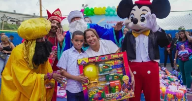 La presidenta de la Sala Capitular de Santo Domingo Oeste, Indhira de Jesús, celebró junto a cientos de niños el Día de Reyes.