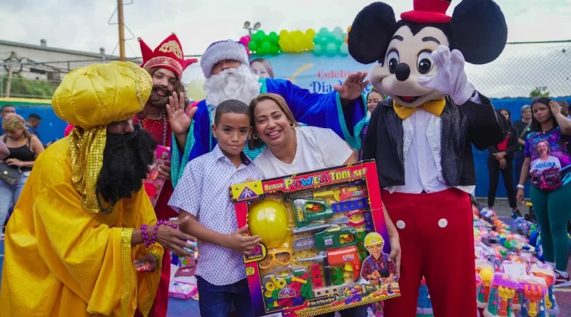 La presidenta de la Sala Capitular de Santo Domingo Oeste, Indhira de Jesús, celebró junto a cientos de niños el Día de Reyes.