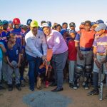 El alcalde de SDN, Carlos Guzmán, y directivos de la empresa de cementos Argos Dominicana; iniciaron los remozamiento Play de béisbol