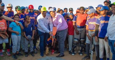 El alcalde de SDN, Carlos Guzmán, y directivos de la empresa de cementos Argos Dominicana; iniciaron los remozamiento Play de béisbol