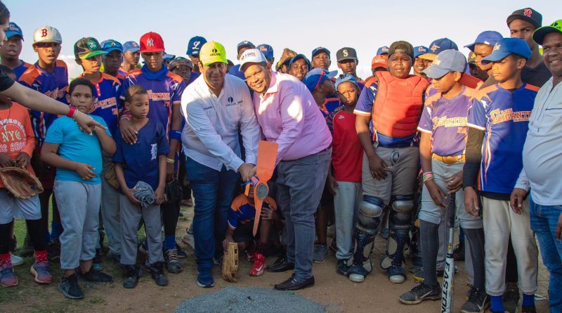 El alcalde de SDN, Carlos Guzmán, y directivos de la empresa de cementos Argos Dominicana; iniciaron los remozamiento Play de béisbol
