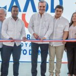 El presidente Luis Abinader, junto al director general de la CAASD, Felipe Subervi, entregó saneada la cañada Los Rieles...