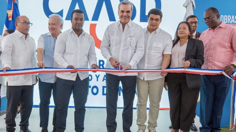 El presidente Luis Abinader, junto al director general de la CAASD, Felipe Subervi, entregó saneada la cañada Los Rieles...