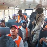 Agentes de la Dirección General de Migración arrestaron 404 nacionales haitianos ilegales; quienes se desplazaban en las calles de Bávaro...