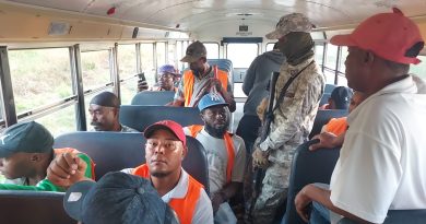 Agentes de la Dirección General de Migración arrestaron 404 nacionales haitianos ilegales; quienes se desplazaban en las calles de Bávaro...
