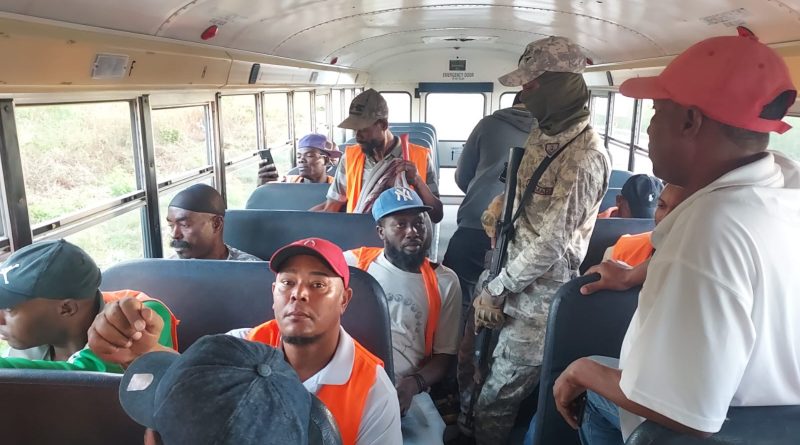 Agentes de la Dirección General de Migración arrestaron 404 nacionales haitianos ilegales; quienes se desplazaban en las calles de Bávaro...