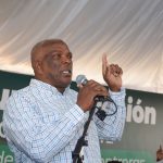 El Presidente Luis Abinader en vez compra alcaldes de la oposición para que apoyen su aspiración reeleccionista, debió iniciar la...