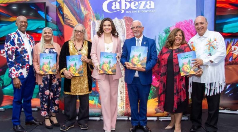 El Banco de Reservas presentó el libro carnavalesco “El arte en la cabeza”, que recoge fotografías y pinturas de 41 artistas visuales.