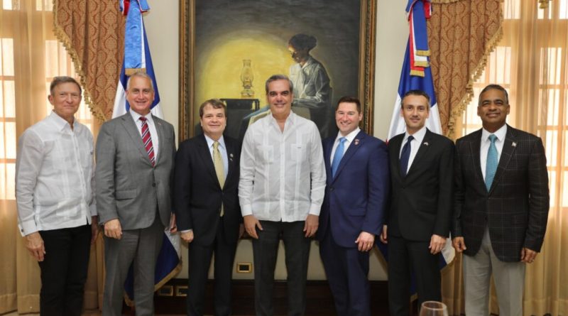 Comisión de congresistas de EEUU se reunión con Luis Abinader, quienes reconocieron el derecho del país en determinar su política migratoria.