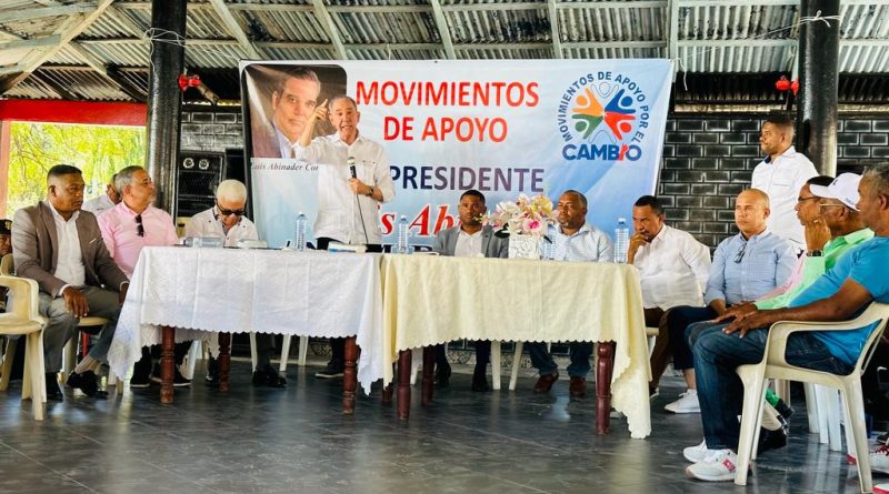 El Coordinador General de Los Movimientos de Apoyo por El Cambio, Luis Abinader 4+; juramentó cientos de ex peledeístas...