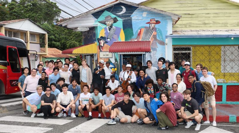 Un grupo de 60 jóvenes pertenecientes al Coro Universitario de Harvard Glee Club, visitó a Santiago; motivados por los grandes avances que...