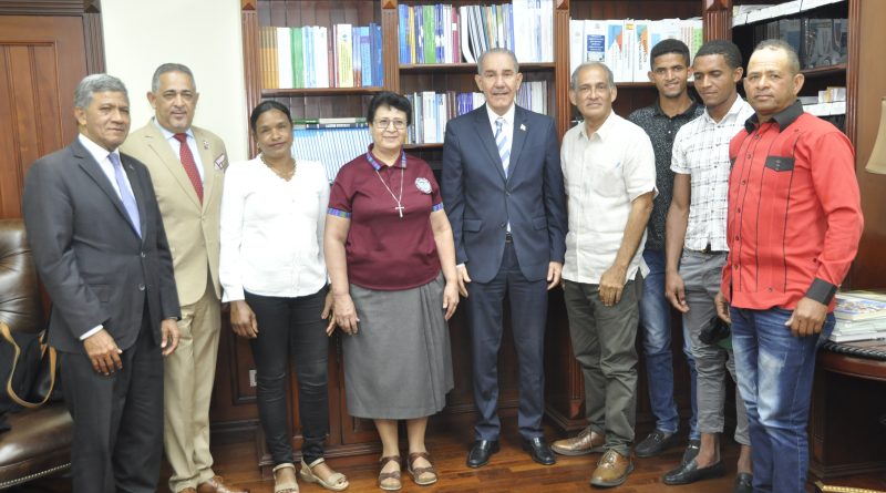 El ministro de MESCyT, Franklin García Fermín, apoyará a jóvenes del municipio de Padres Las Casas, en Azua. A través de programas de...