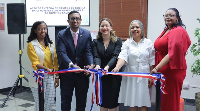 La Embajada Británica en RD equipó las cocinas comerciales de Dinanyeli De Los Santos y Erines Pie Castillo, uienes forman parte del...