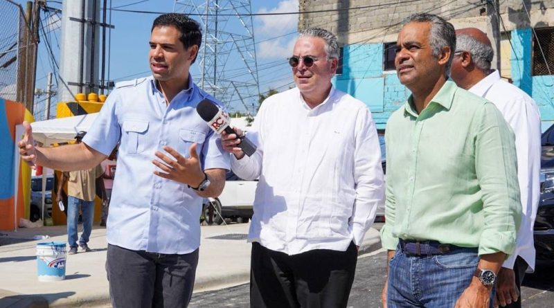 El ministro de la Presidencia y el director de Propeep encabezaron un recorrido por las paradas del Teleférico Los Alcarrizos.