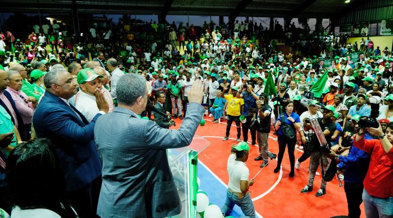 El presidente de la Fuerza del Pueblo, Leonel Fernández, incorporó a sus filas a los señores Juan Marte, proveniente del PLD; Bruno Montero