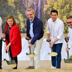 Luis Abinader y el ministro de Turismo, David Collado, dejaron iniciado la reconstrucción de la vía de acceso carretera Aguas Blancas...